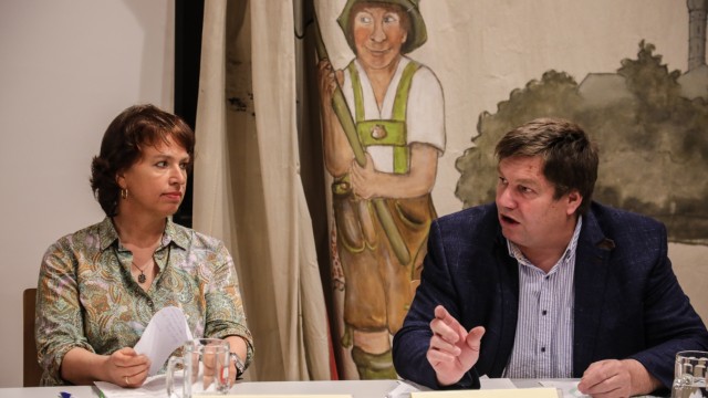 Gisela Sengl und Anton Kreitmair bei unserer Diskussion Gisela Sengl und Anton Kreitmair diskutieren in Dachau kontrovers