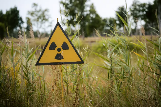 Radioactives Zeichen auf einem Feld