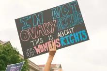 Protestschild "I'm not Ovary-acting, this is about womens rights"