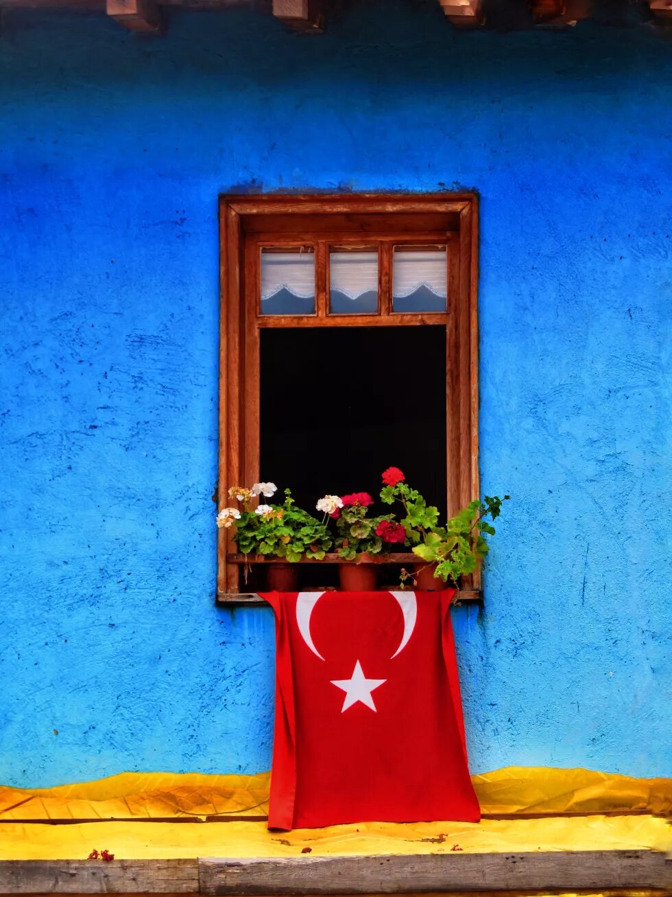 Türkische Flagge auf einem Balkon