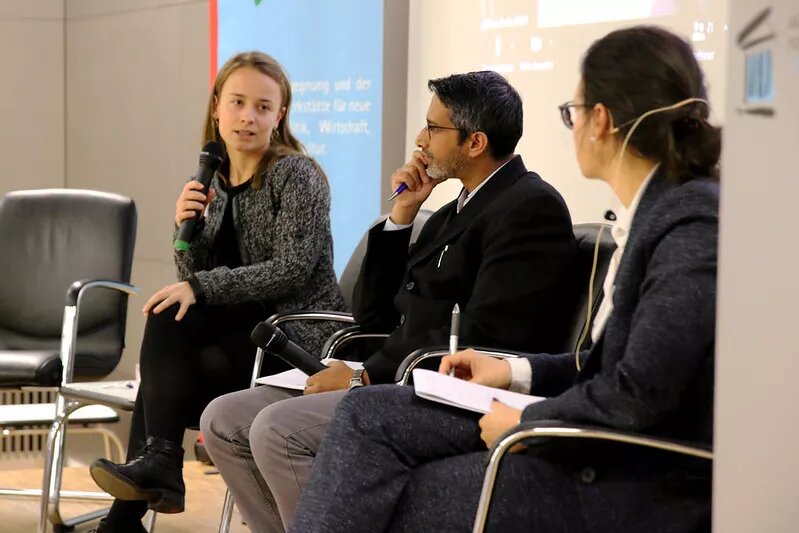 Podiumsdiskussion mit drei Menschen zum Thema Wasser