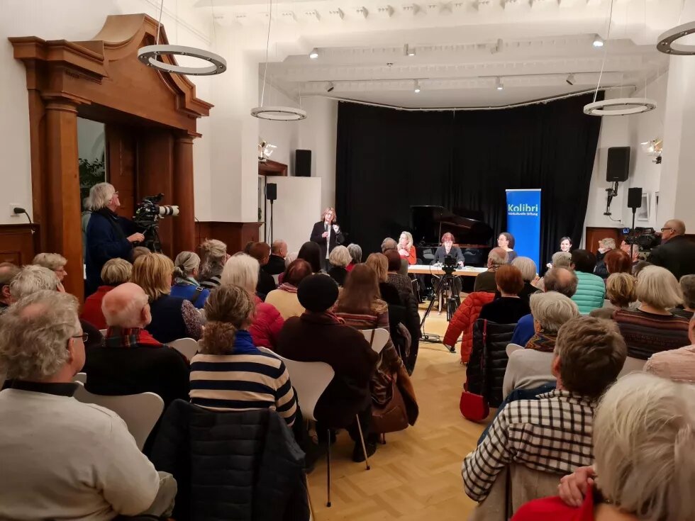 Foto der Veranstaltung mit Publikum und Podium