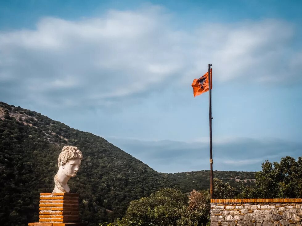 Albanische Flagge und Monumente