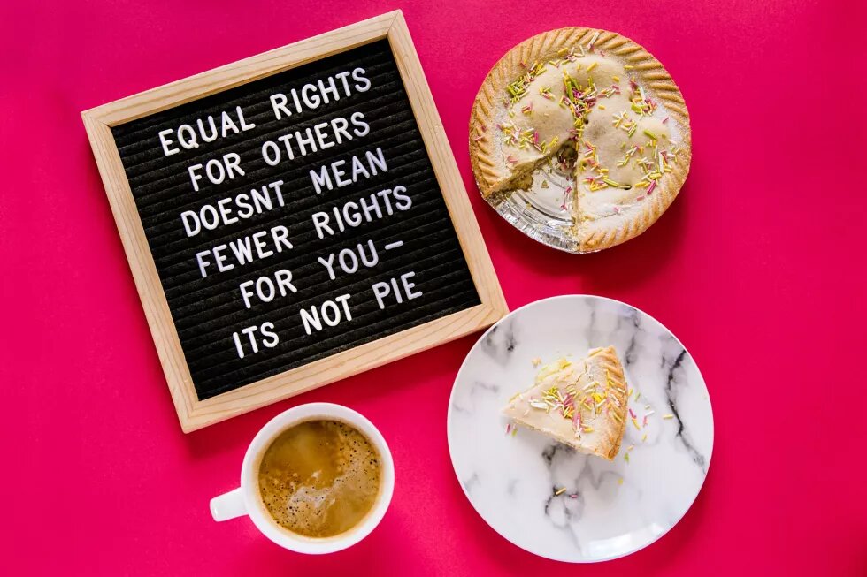 Kaffe und Kuchen und Schild mit dem Schrift "Equal rights for others doens't mean fewer rights for you - it's not pie"