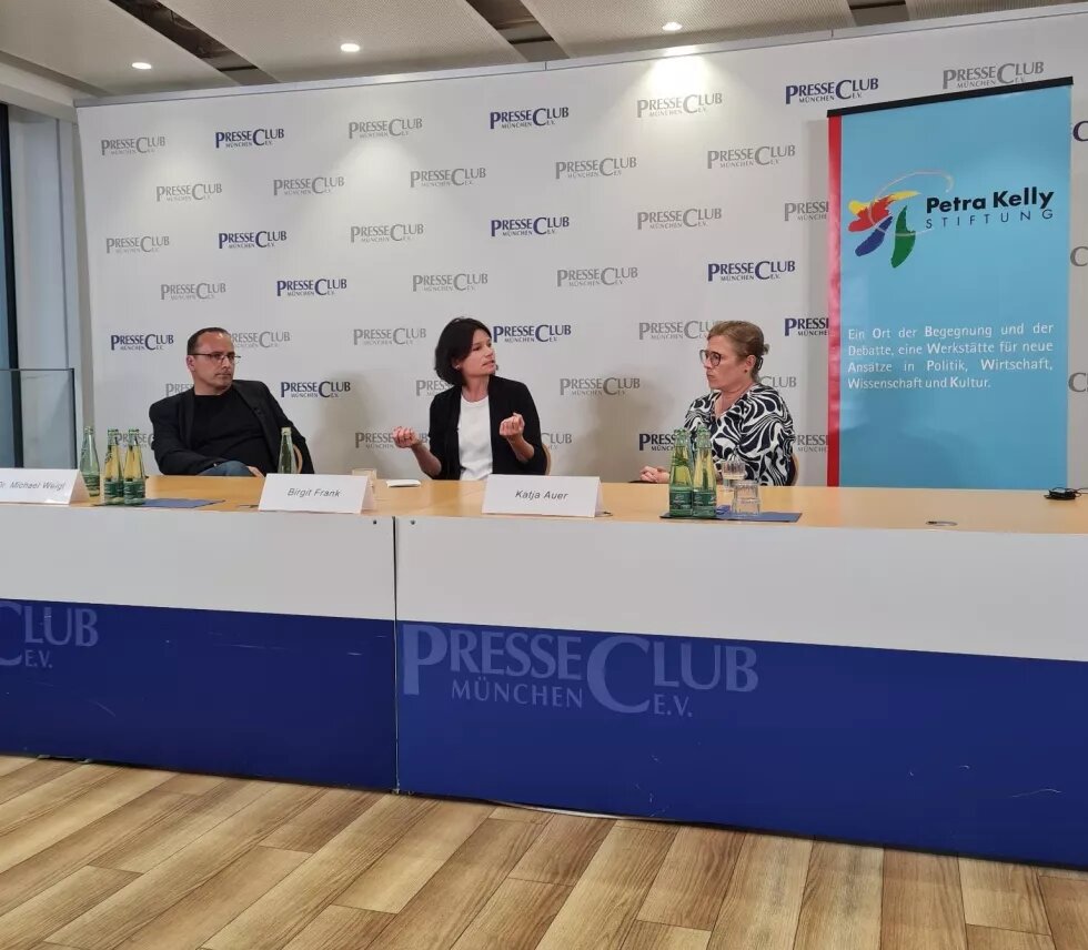 Podiumsgespräch im Presseclub mit drei Referent:innen