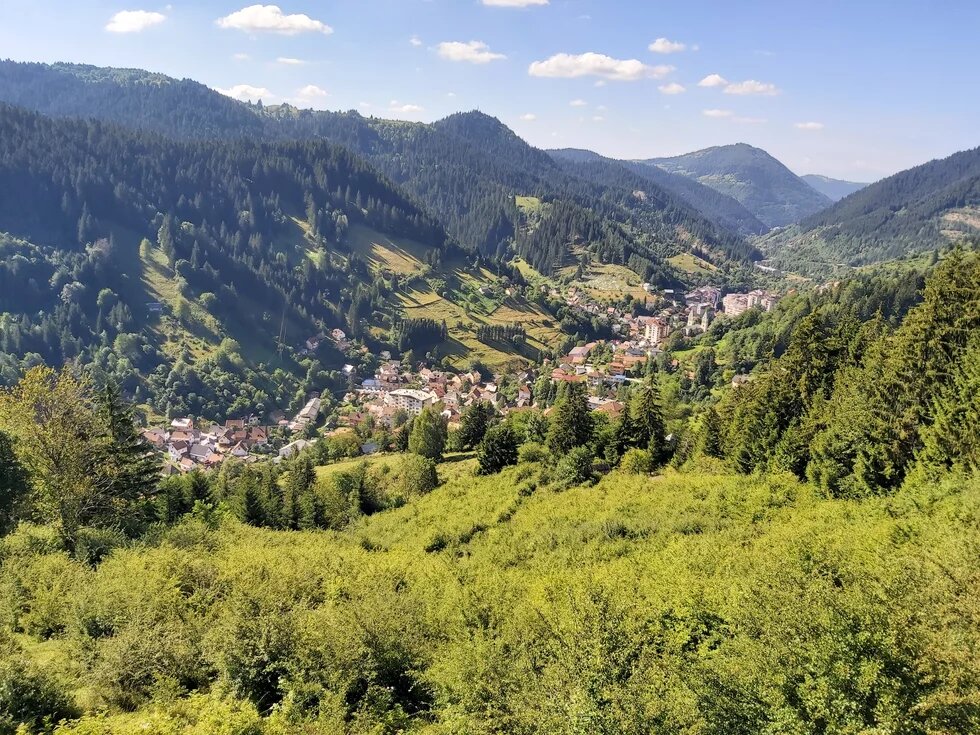 Hügellandschaft in Westbalkan, Blick auf das Dorf Vares