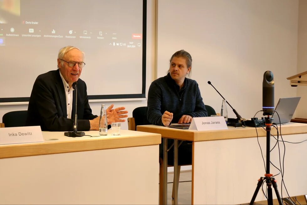 Jonas Jarras auf dem Podium der Veranstaltung