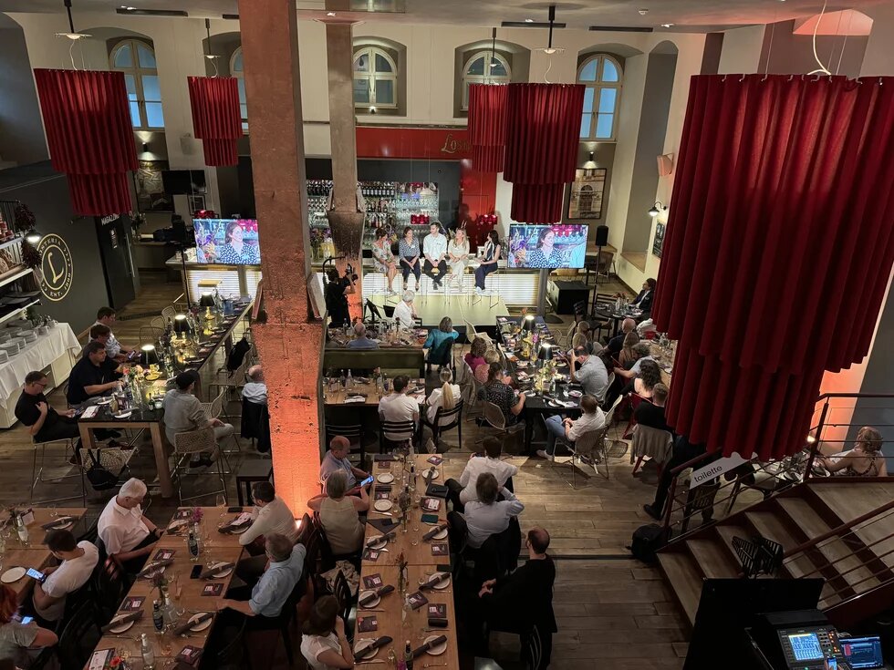 Bild vom Veranstaltungsort L'Osteria Neumarkt von der Empore auf das Podium