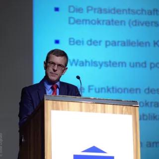 Playlist Internationale Politik Christoph von Marshall am Rednerpult