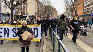 Rechtsextreme und Trommlerin bei Querdenken-Demo.jpeg