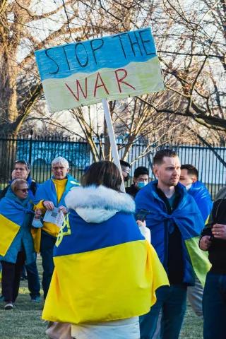 Demo Bild für die Ukraine mit Schild "Stop the war"