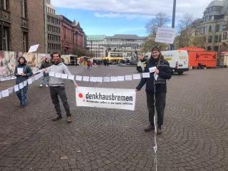 Bild aus einer Demo mit dem Banner von denkhausbremen