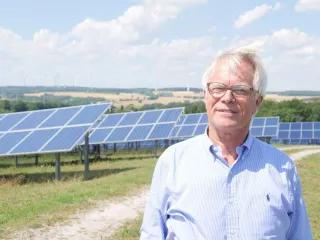 Bertram Fleck vor Solarpanels